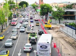 Con la intervención de carriles en Avenida Alcalde por los trabajos del Tren Ligero, conviene tomar tiempo para evitar llegar tarde. EL INFORMADOR / J. MENDOZA