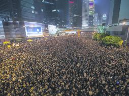 Exigen derechos. Miles de estudiantes participan en la protesta por la democracia, en Hong Kong. EFE /