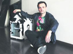 10 artistas plásticos del Estado intervienen 10 distintos establecimientos de la ciudad con sus coolers. Aquí, Fernando Sandoval. EL INFORMADOR / E. Barrera