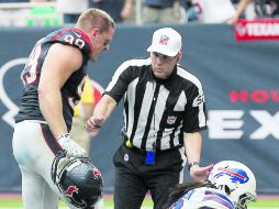 Intenso. J.J. Watt (#99) de los Texanos de Houston Texans le grita a Cyril Richardson (#68) de los Bills de Buffalo. AFP / B. LeveY