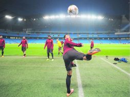 Dominio. Los jugadores del AS Roma durante el entrenamiento en el estadio Etihad en Manchester. EFE /