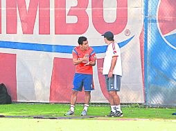 Por espacio de media hora el capitán Omar Bravo y el entrenador Carlos Bustos intercambiaron opiniones EL INFORMADOR / M. Vargas