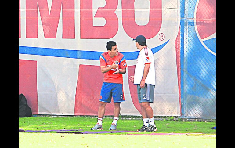 Por espacio de media hora el capitán Omar Bravo y el entrenador Carlos Bustos intercambiaron opiniones EL INFORMADOR / M. Vargas