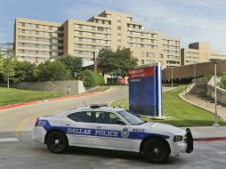 Una patrulla custodia el ingreso del hospital Texas Health Presbyterian de Dallas donde permanece el paciente. AP / LM Otero