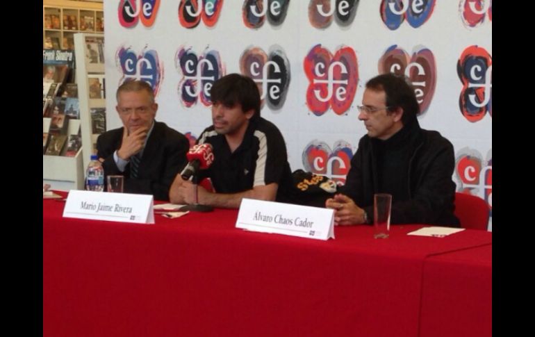 La obra de Álvaro Chaos (d) fue seleccionada de un total de 51 obras procedentes de cinco países. ESPECIAL / FCE