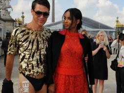 Mientras Ciara posaba para los fotógrafos, fue sorprendida por Sediuk. ESPECIAL / tmz.com