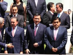 Miguel Ángel Osorio Chong, en otros políticos, antes de iniciar el foro ''Encuentro por la Federación y la Unidad Nacional''. SUN / L. Godínez