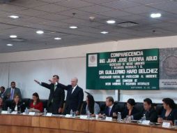 Guillermo Haro (i), titular de la Profepa, rinde protesta a decir la verdad al inicio de la comparecencia. TWITTER / @PROFEPA_Mx