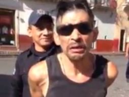 El hombre fue arrestado por su vestimenta y tener aliento alcohólico mientras paseaba a su perro por el Centro de Guanajuato. FACEBOOK / Cesar Alba