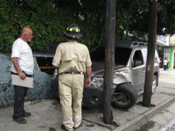 La camioneta se fue hacia las personas que esperaban el camión. EL INFORMADOR /