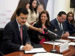 Tonatiuh Bravo Padilla en la firma de contrato de prestación de servicios entre las universidades. ESPECIAL / Universidad de Guadalajara