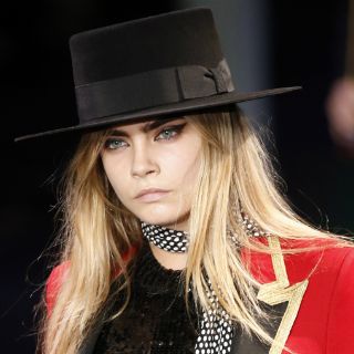Cara Delevingne sorprende en desfile de modas
