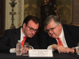 Luis Videgaray y Agustín Carstens firman los instrumentos para los fondos que constituyen la reforma energética. NTX / J. Espinosa