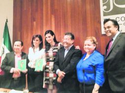 Autores. La compilación incluye escritos de Samuel Hernández Apodaca, Silvino Vergara, Bárbara Leonor Cabrera y Salvador Cosío. ESPECIAL /