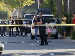 Un policía permanece fuera de la escena del crimen de Daniel Crespo. AP / N. Ut
