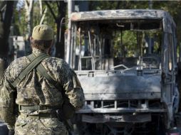 Un misil causa la muerte de ocho personas, heridas a otras más, en una parada de autobuses. AFP / J. Macdougall
