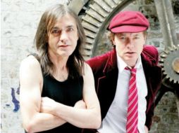 El músico (izquierda) comenzó a presentar síntomas a principios del año. FACEBOOK / acdc