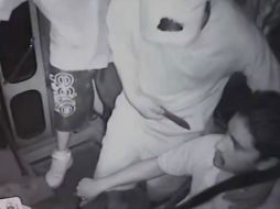 Uno de los asaltantes, con cuchillo en la mano, se dirige al chofer para ponerle el arma en el cuello. YOUTUBE / Rogelio Calderon