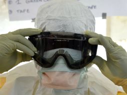 Un hombre se coloca lentes de protección ante el ébola. AFP / P. Guyot