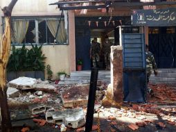 Policías sirios inspeccionan los daños causados en escuela, donde se producen dos explosiones en 15 minutos. EFE / SANA