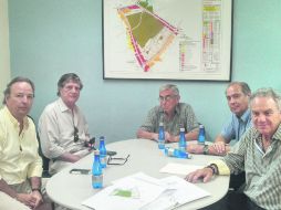 Mesa de representantes. Los integrantes de la Asociación de Vecinos Country Club A.C. EL INFORMADOR /  T. Villaseñor