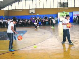 Algunos niños hicieron gala de su habilidad en el basquetbol en el Gimnasio Modesto Careaga en el Centro de Guadalajara. EL INFORMADOR /