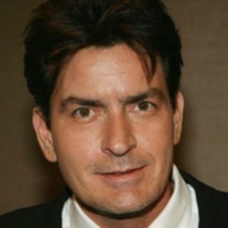Charlie Sheen arma escándalo bajo efectos de la cocaína