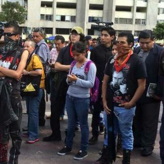 Manifestantes se concentran en Tlatelolco