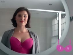 En el video, mediante una cámara oculta en un corsé rosa se cuentan las veces que las personas miran un escote. YOUTUBE / Nestlé Fitness