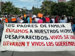 Los padres de familia de los desaparecidos encabezan la marcha. SUN / RML
