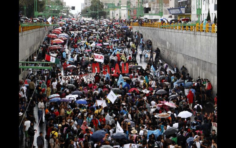 Durante la marcha, recuerdan al recién fallecido Raúl Álvarez Garín. SUN / A. Ojeda