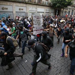 Anarquistas rompen vidrios de banco en 5 de Mayo
