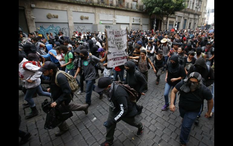 Se muestran resistentes a que les tomen fotos y videos, mientras gritaban 'prensa amarillista'. AP / E. Verdugo