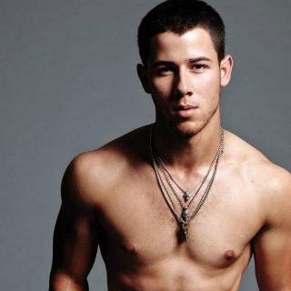 Nick Jonas posa provocativo para revista