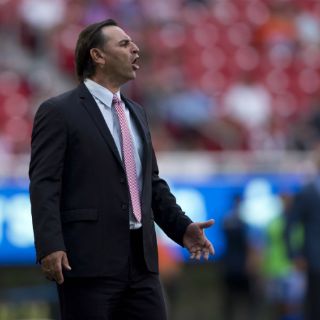 Carlos Bustos renuncia como técnico de Chivas