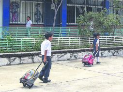 Un par de alumnos se dirigen a su salón en la primaria Gregorio Torres Quintero, en Zapopan. EL INFORMADOR / E. barrera