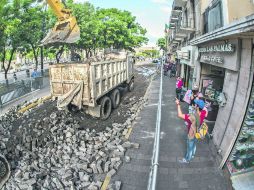 Cierre. El adoquín de la calle Morelos es levantado para adaptarse al proyecto Zonas 30. EL INFORMADOR / A. Hernández