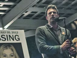Affleck, en su papel del periodista 'Nick Dunn', compartirá protagonismo con el personaje de Rosamund Pike, 'Amy Elliott'. ESPECIAL / Twentieth Century Fox