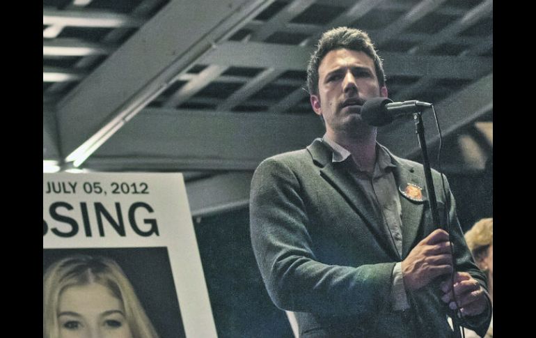 Affleck, en su papel del periodista 'Nick Dunn', compartirá protagonismo con el personaje de Rosamund Pike, 'Amy Elliott'. ESPECIAL / Twentieth Century Fox