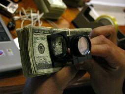 El tipo de cambio para solventar obligaciones en moneda extranjera pagaderas en el país es de 13.4026 pesos, informa Banxico. SUN / ARCHIVO