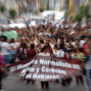 Familiares de normalistas desaparecidos arriban a Gobernación