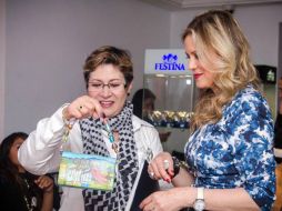 Durante la venta, de Alba le da tips a las compradoras entre la ropa y artículos que se ofrecen. TWITTER / @fundrebedealba