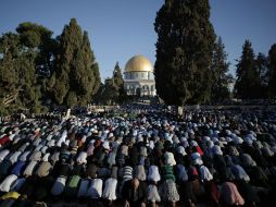 Miles de fieles musulmanes asisten al rezo de la mañana a la mezquita Al-Aqsa de Jerusalén. AFP / A. Gharabli