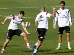 Cristiano Ronaldo (d) entrena con sus compañeros James Rodríguez (i) y Pepe (c) recuperado de su lesión. EFE / J. Martín