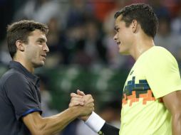 Gilles Simon (i) y el ganador Milos Raonic se saludan después del partido para pasar a las semifinales del Abierto de Tenis de Japón. EFE / K. Ota