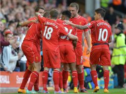 Jugadores del Liverpool celebran después de anotar el 2-1 durante el partido contra el West Bromwich. EFE / P. Powell
