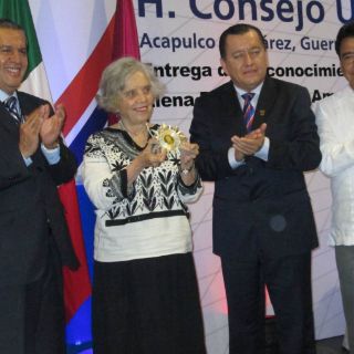 Elena Poniatowska recibe doctorado en Guerrero
