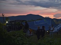 Policías y forenses cercan la zona donde fue encontrada la fosa común de normalistas desaparecidos. AFP / Y. Cortéz