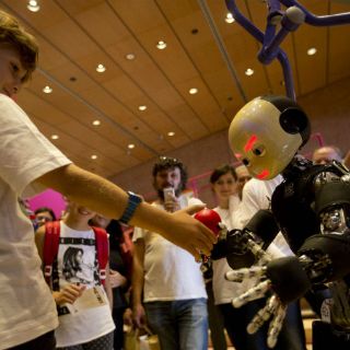 Algún día nos tragaremos un robot