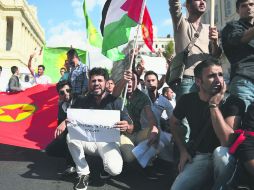 MARSELLA. Un grupo de kurdos protesta contra la amenaza de ¿genocidio de la población kurda de Siria' a manos del Estado Islámico. AFP /